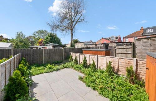 Stylish Flat I Sleeps 6 I With Parking - Photo 37