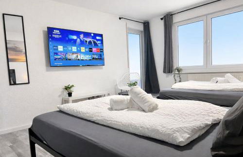 STN Kocherwald Suite - Ferienwohnung mit 4 Schlafzimmer, 8 Big Beds, Parkplatz & Balkon, Highspeed WLAN, Netflix Premium, Zentral zu Audi & Schwarz Gruppe - Foto 6