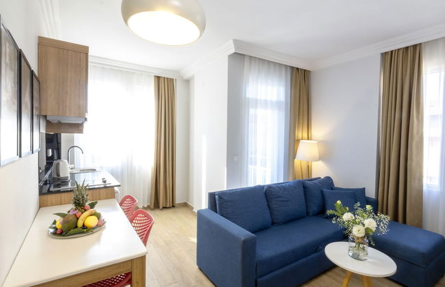 Comfort Suites - Photo 5