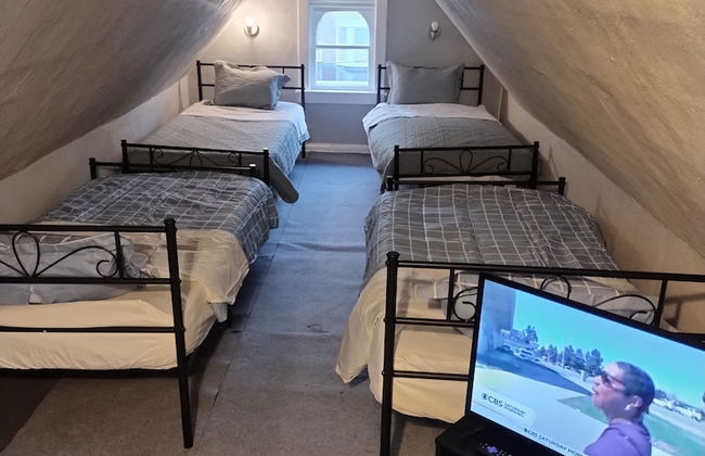 The Carew House Sleeps 10 Fenced 4BR Full Kitchen Steps2 YCP - Foto 2