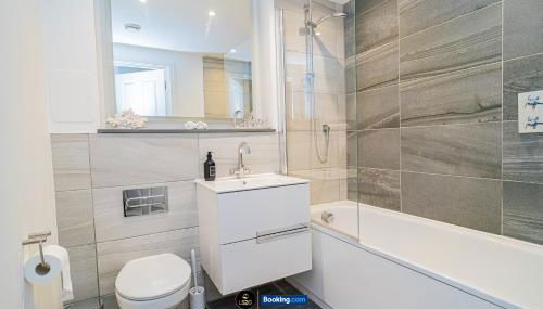 Spacious 2-Bed Apartment in Greenwich, By LS2G Stays - Foto 4, towels, Shower