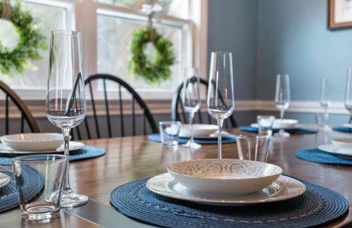 Colonial Cottage with Hot Tub & Sauna-Family Friendly - Photo 4