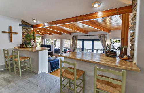 Huvila Haven Lake Front Home with Dock and Hot Tub - Foto 22