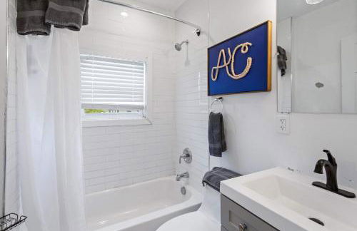 4BR 2BA Hot Tub Home By The Bay - Foto 23