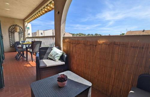 SPÉCIAL COUPLE & FAMILLE - Lit Queen Size - NETFLIX - Climatisation - Terrasse Plein Sud - 2 min Centre-Ville - 6 min Mer - Wifi 400 Mbits Parking privé - OFFRE SPÉCIALE - Foto 5