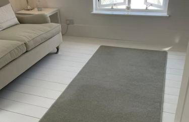 Double-Bed Bedroom, Living Room and Kitchenette, private Bathroom and Utility Room available at Willow House, Shepperton - Foto 14