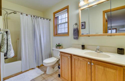 Hot Tub, Game Room! Poconos Home 22 Mi to Slopes - Foto 11