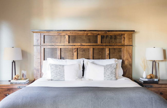 Klamath by Avantstay Gorgeous Mountain Home w/ Fire Pit, Spa & Lake Views - Photo 2