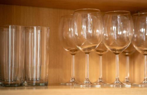 Cosy 3-Bed House With Parking, 5 Mins to QE & Uni - Photo 52