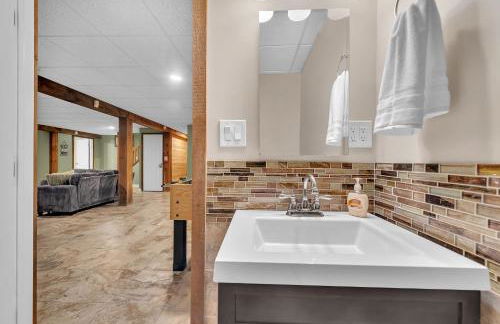 Secluded Log Cabin with Hot Tub Fire Pit Game Room - Foto 33