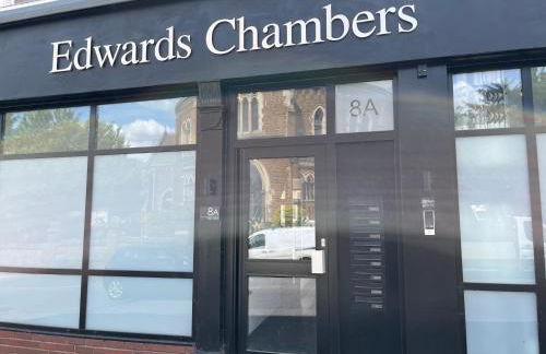 Loft studio apartment, BL, Town Centre, Secure gated parking option, Modern, fresh and spacious living, Netflix ready TV, Wifi - Photo 2