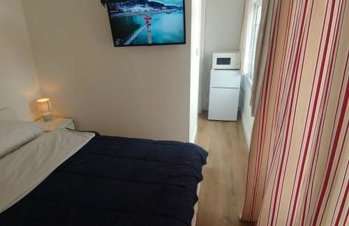 Self Contained, Double Bed Studio, private kitchen, private Bath, Walking distance to Harry Potter - Foto 24