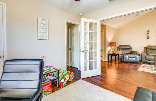 Suburban Home in Magnolia with Fenced Yard - Foto 11