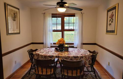 East Granby with AC and WiFi 3 minute to Bradley - Foto 34