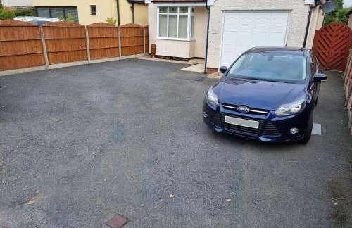 Central to town, 4 bedrooms, sleeps 8, parking for 4 plus cars - Foto 8