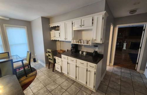 Large near Shops/Dining & easy access to freeway - Foto 13