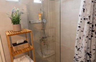 City Center Apartment with Free Parking - Foto 36