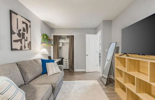 Home in Kansas City 15 mins to KCI with a KING bed and workspace - Foto 10