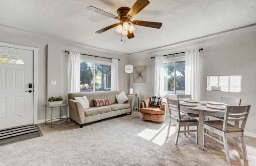 Newly Built 3BD Retreat w Mtn Views & Game Room - Foto 8