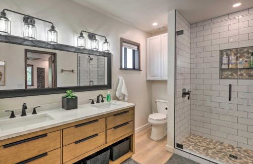 Wraparound Deck and Poker Room Cabin in Munds Park - Foto 15