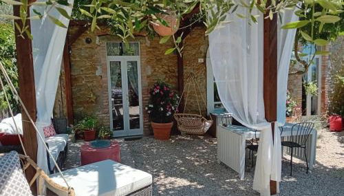 Private Stone Cottage with Starlink & Lake View - Foto 2, Garden