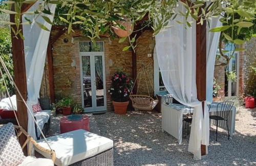 Private Stone Cottage with Starlink & Lake View - Foto 2