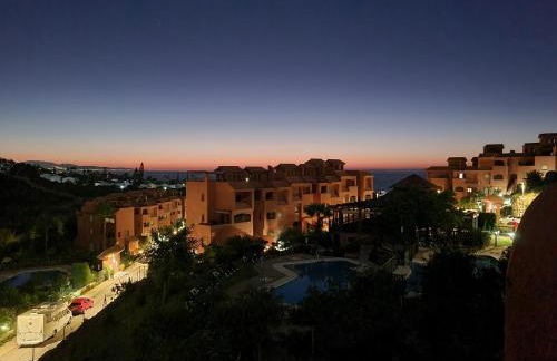 Sea View Penthouse Apartment with Hot Tub - Casa Bella Vista, Buenas Noches , Estepona - Photo 37