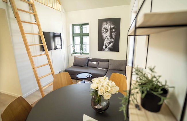 Vibrant Apartment on Bustling Street, Above a Restaurant - Perfect for Tourists, - Foto 1