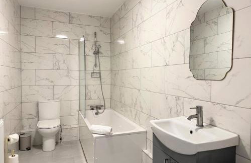 New Spacious 4 Bedrooms 5 Beds House Sleeps 8! - Foto 14