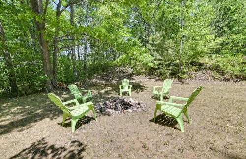 Rose City Cabin with Fire Pit and Lake Access - Foto 22