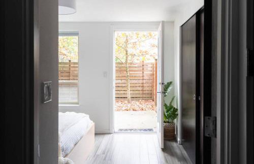 Stylish Urban Loft wFloating Stairs&Fireplace - Foto 35