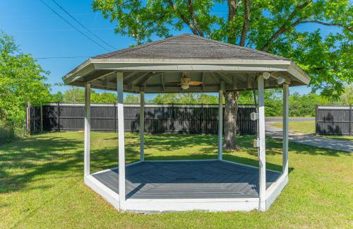Private Pool and 3BR Family Fun Home with Gazebo - Foto 13