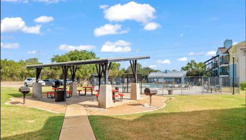 Modern City Getaway 2B - Sleeps 6 - Pool, Prkg - Foto 4