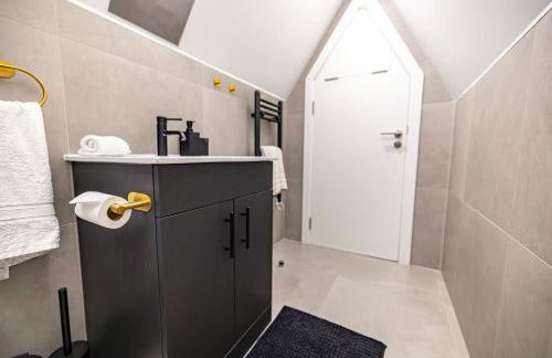 Modern 2-Bed Apartment - Near Train and Town - Parking Available - Foto 47