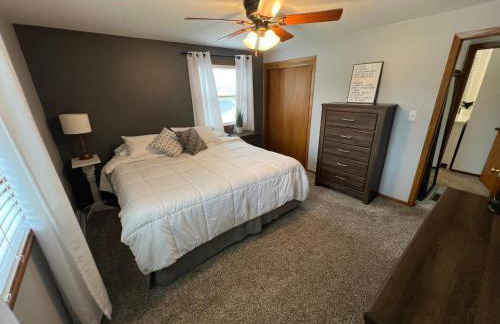 Curly's Quarters (4 Bedroom Home) w/ Lambeau view - Foto 20