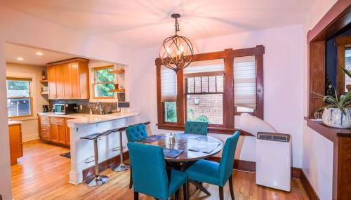 Charming 1920s Retreat Modern Kitchen 5 minutes to Dining and Med District - Foto 2