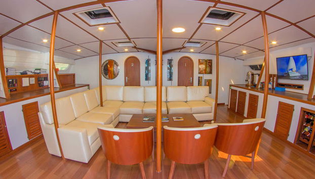 Uno dei saloni della barca