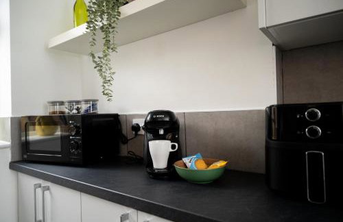 Stylish 4BR House, Sleeps 7, High-Speed Wi-Fi, Long Stay Friendly - Foto 63