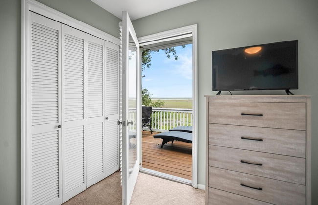 Stunning Marsh & Water Views in This Completely Renovated Three Bedroom Home - Foto 15