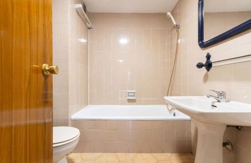 Two-bedroom apartment, central location, with terrace, WiFi, and metro nearby - Photo 13