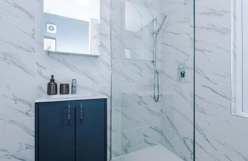 Spacious 3 Bed Home in Great Location by 53 Degrees Property - Ideal for Business with Parking - Foto 29