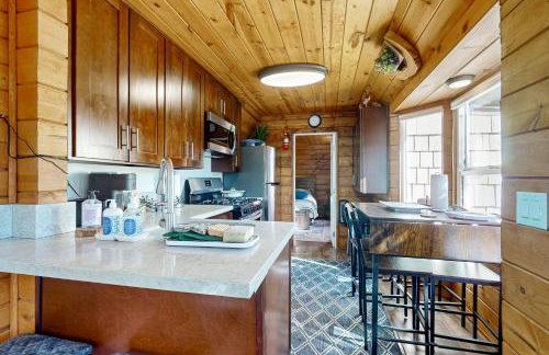 Relaxing Retreat with Deck, 1 Mi to Lake Arrowhead! - Foto 6