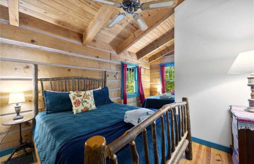 Beautiful Rustic Cabin Surrounded by Nature with Incredible Views and a Wrap-Around Deck for an Amazing Glamping Experience in Marshall, NC - Foto 4