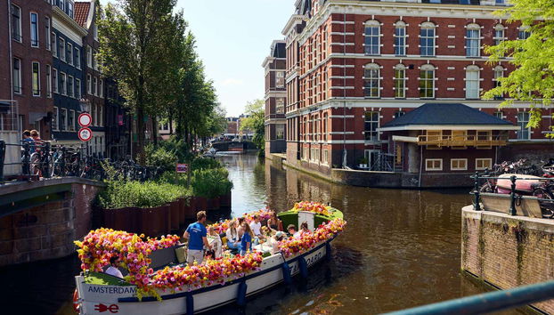 Paseo en barca de flores por los canales - Foto 4, Recorriendo los canales de Ámsterdam