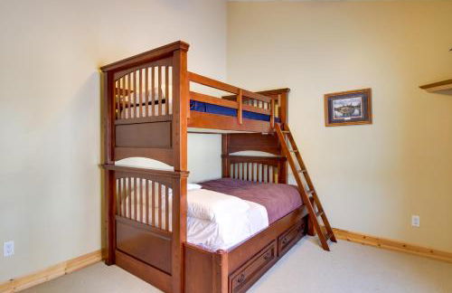 Lakefront Isle Escape with Dock and Fire Pit! - Foto 17