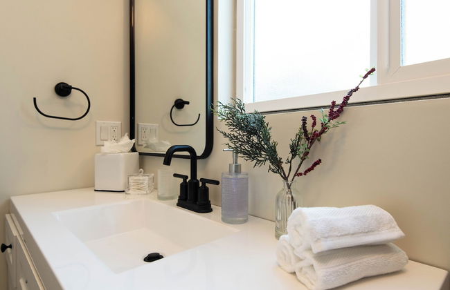 Stunning Studio Near DTLA - Photo 21