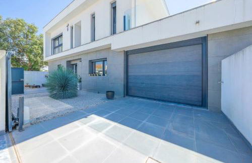 Black Pool House just 10 minutes away from the beach - Foto 24