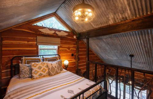 Hobbit Treehouse with waterfall on the Brazos River! 350 acres! Tubing! Petting zoo! - Foto 20
