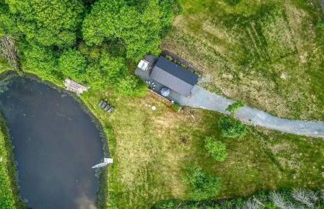 Chic Renovated Chalet with Private Pond - Foto 23