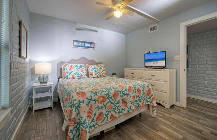 Beach Boardwalk Access Pool + Remodeled Interior Tropical Haven by Avantstay - Photo 38
